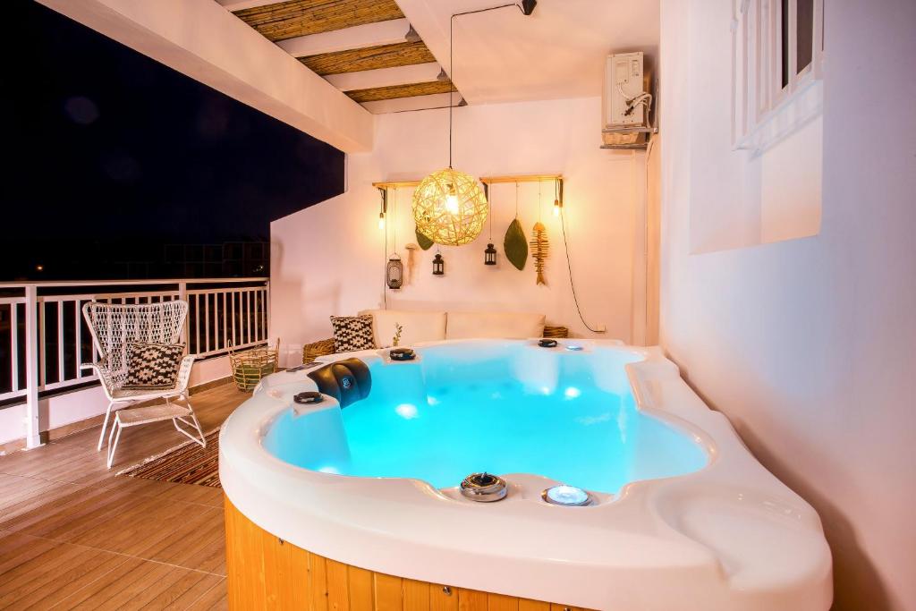 Cette chambre dispose d'un balcon et d'une baignoire. dans l'établissement Euphoria Luxury apartment, à Faliraki
