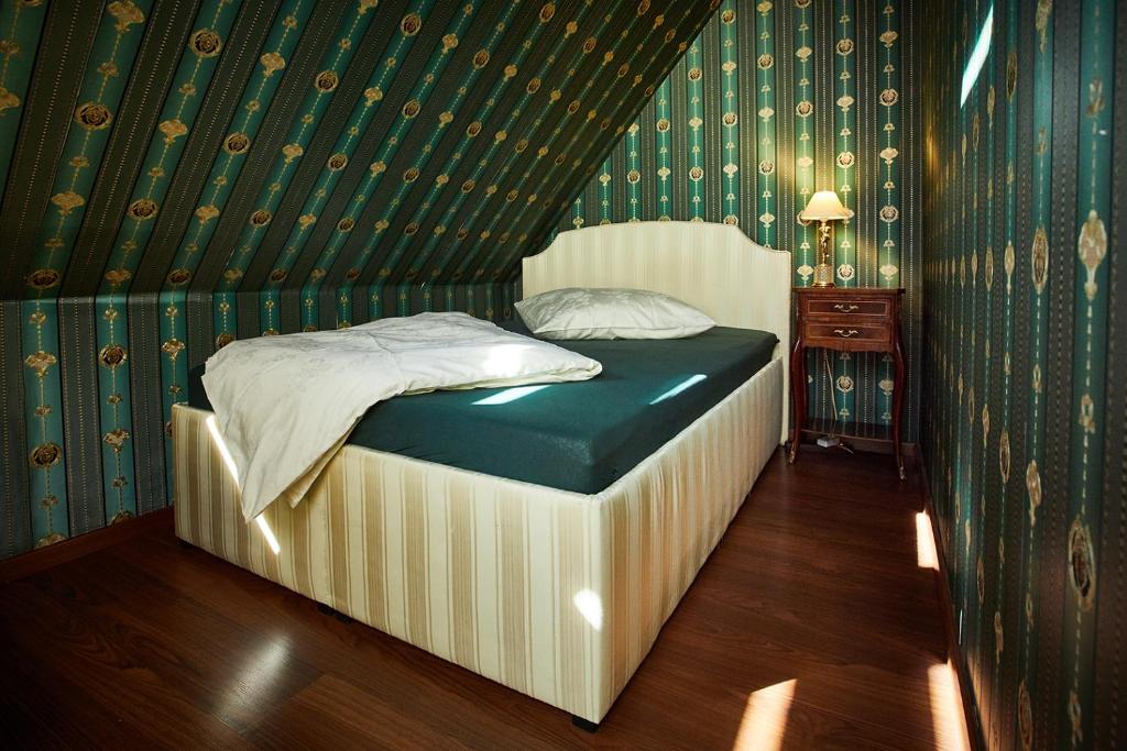 Un pat sau paturi într-o cameră la Ferienhaus De Luxe
