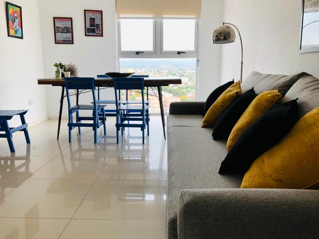 sala de estar con sofá y mesa en ALOHA Güemes Premium, 2 dorm con Vista a las Sierras en Córdoba