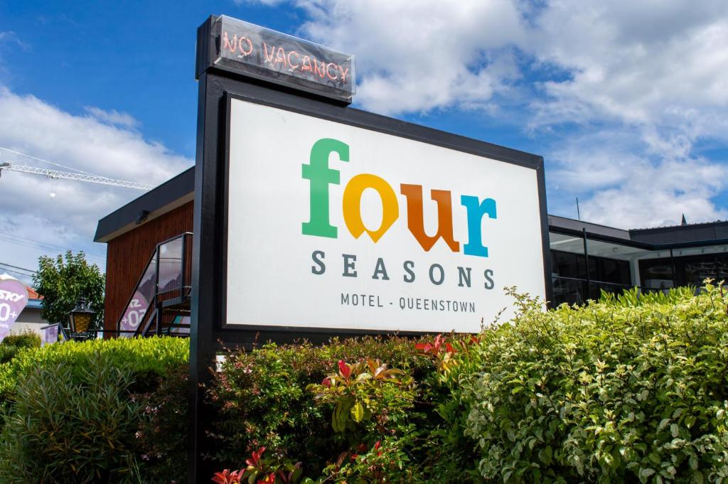 Certifikát, hodnocení, plakát nebo jiný dokument vystavený v ubytování Four Seasons Motel