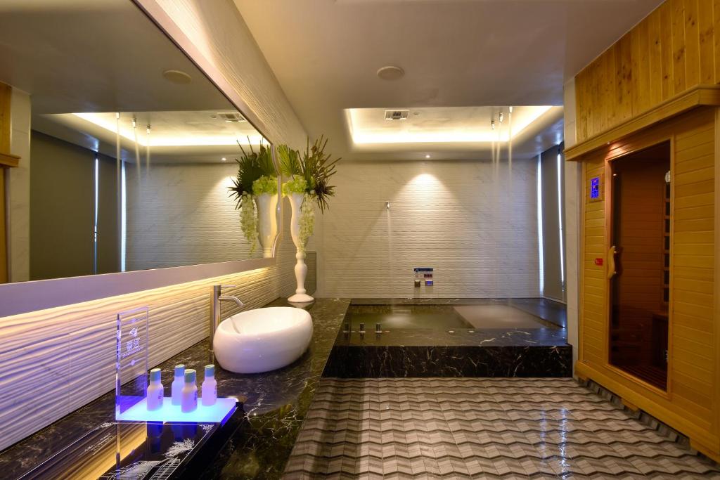 Bilik mandi di U-Her Hotel