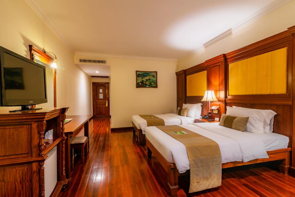 Postel nebo postele na pokoji v ubytování Empress Angkor Resort & Spa