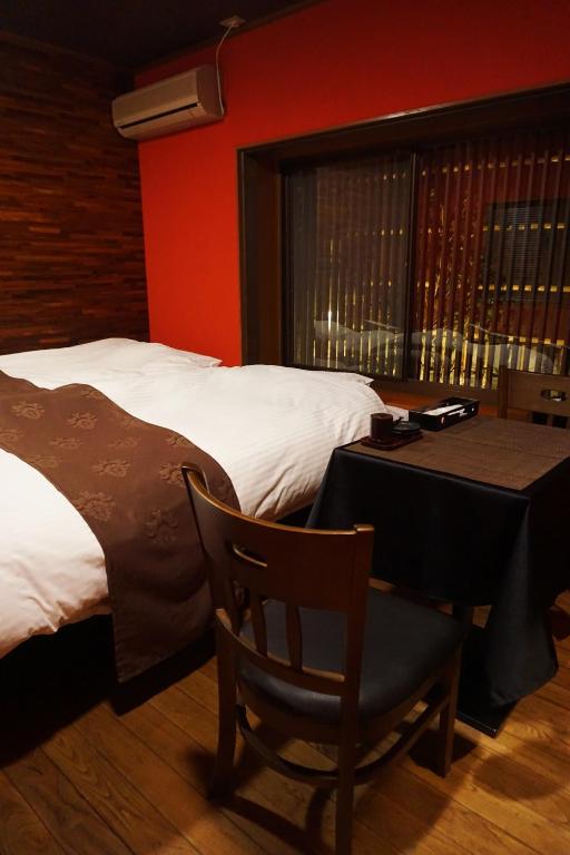 Postel nebo postele na pokoji v ubytování Restaurant & Inn ATSUSHI -Kanazawa-