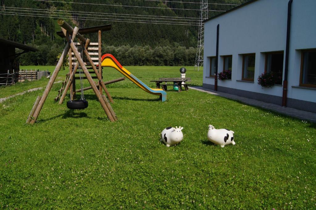 Plac zabaw dla dzieci w obiekcie Apparthotel Stoanerhof