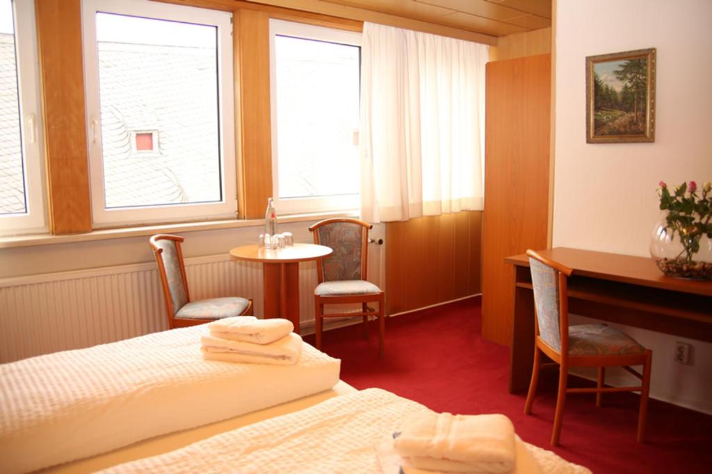 Postel nebo postele na pokoji v ubytování Hotel Garni Kaiserpfalz