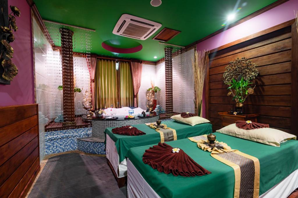 Postel nebo postele na pokoji v ubytování Empress Angkor Resort & Spa