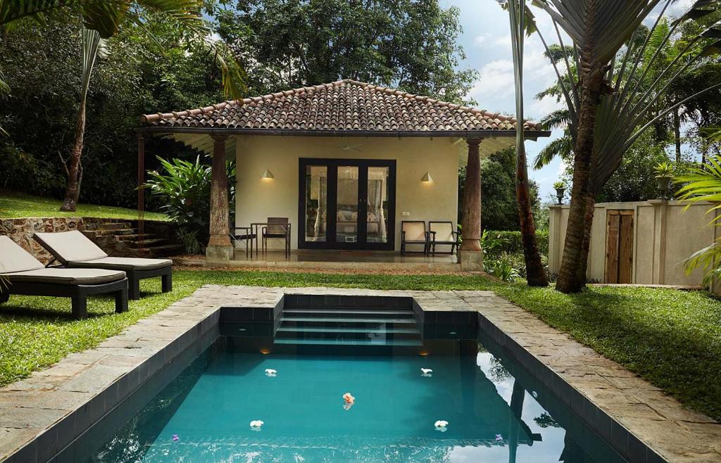 a pool in the backyard of a house at Kahanda Kanda in Koggala