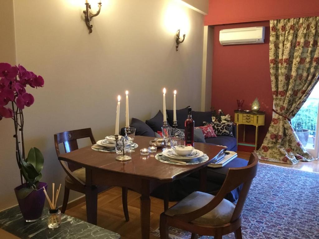 uma sala de jantar com uma mesa com velas em Athens-Plaka, Peter’s beautiful apartment in Temple of Zeus em Atenas