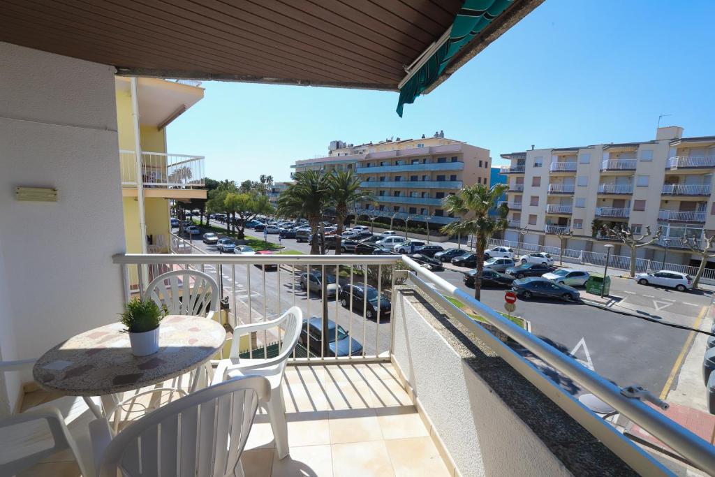 a balcony with a table and chairs and a parking lot at COSTA DAURADA APARTAMENTS - Regueral in Cambrils