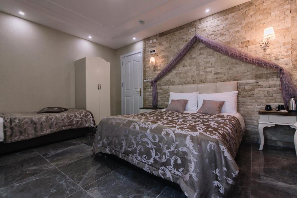 Postel nebo postele na pokoji v ubytování Melrose House Hotel