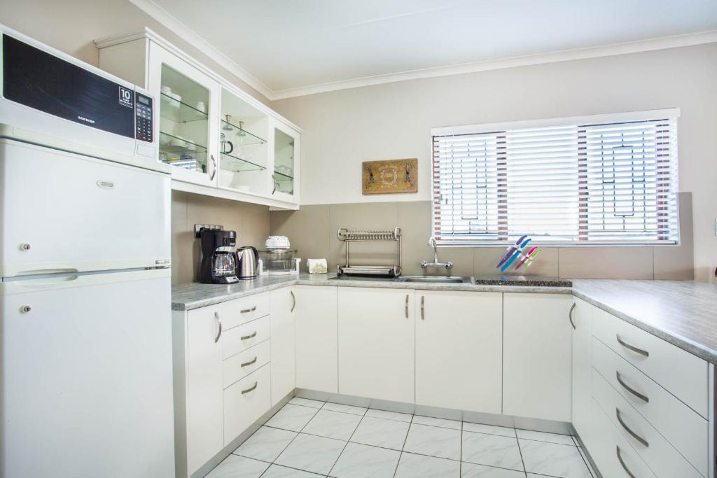 Out of Bounds Self-Catering Lodge - Image 31