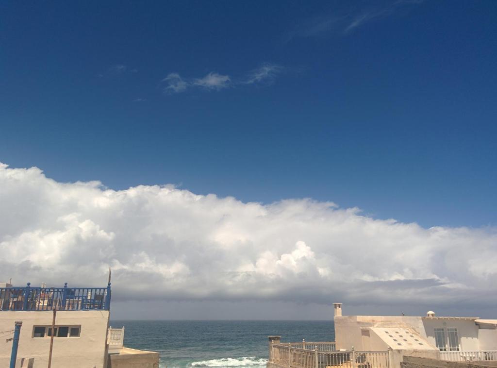 - une vue sur l'océan et les bâtiments de la plage dans l'établissement Dar Mussarat, à Essaouira