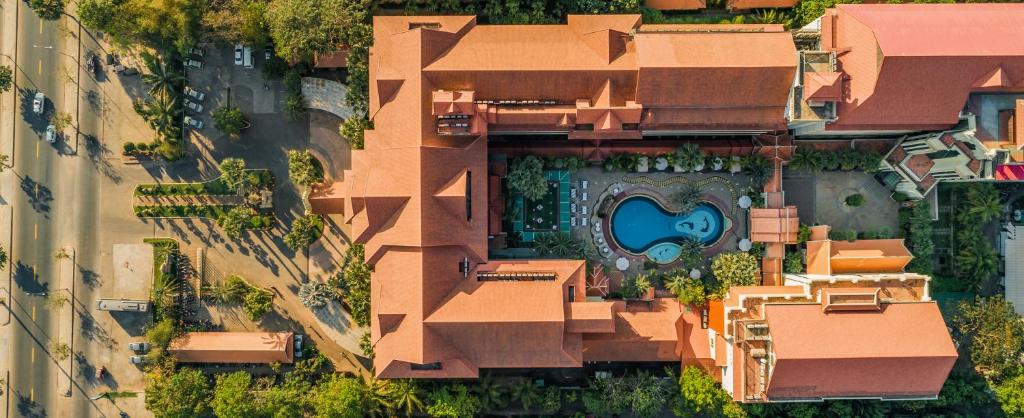 Bazén v ubytování Empress Angkor Resort & Spa nebo v jeho okolí