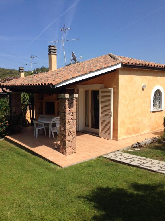 una piccola casa con patio e tavolo di Case La Filetta a Santa Teresa di Gallura