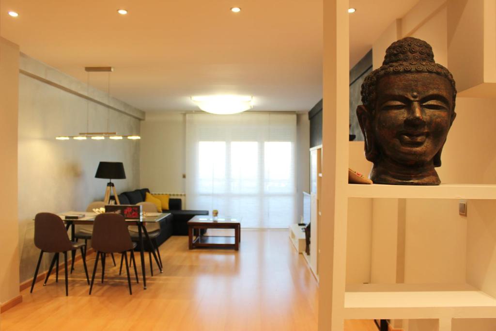 a living room with a bust of a head on a wall at Apartamento el Budha in Calahorra