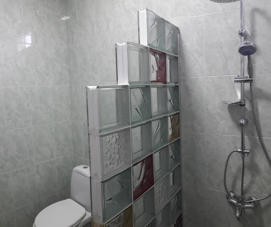 Koupelna v ubytování Omsi House