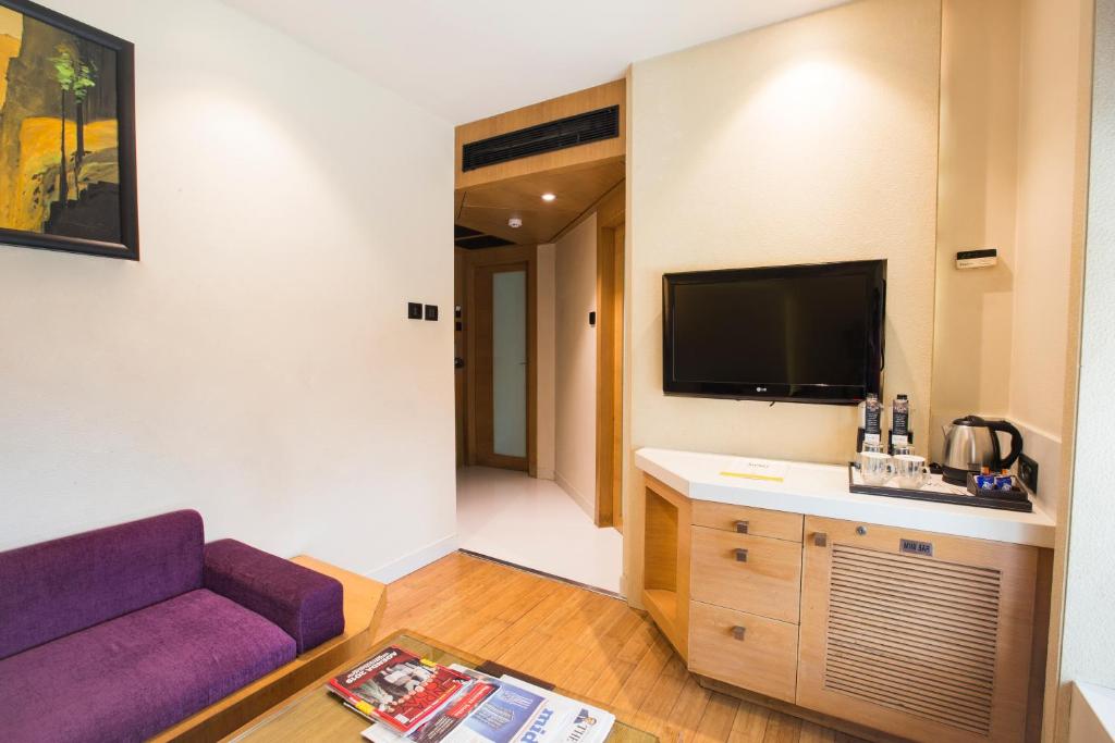 Uma televisão e/ou sistema de entretenimento em Hotel Bawa Continental