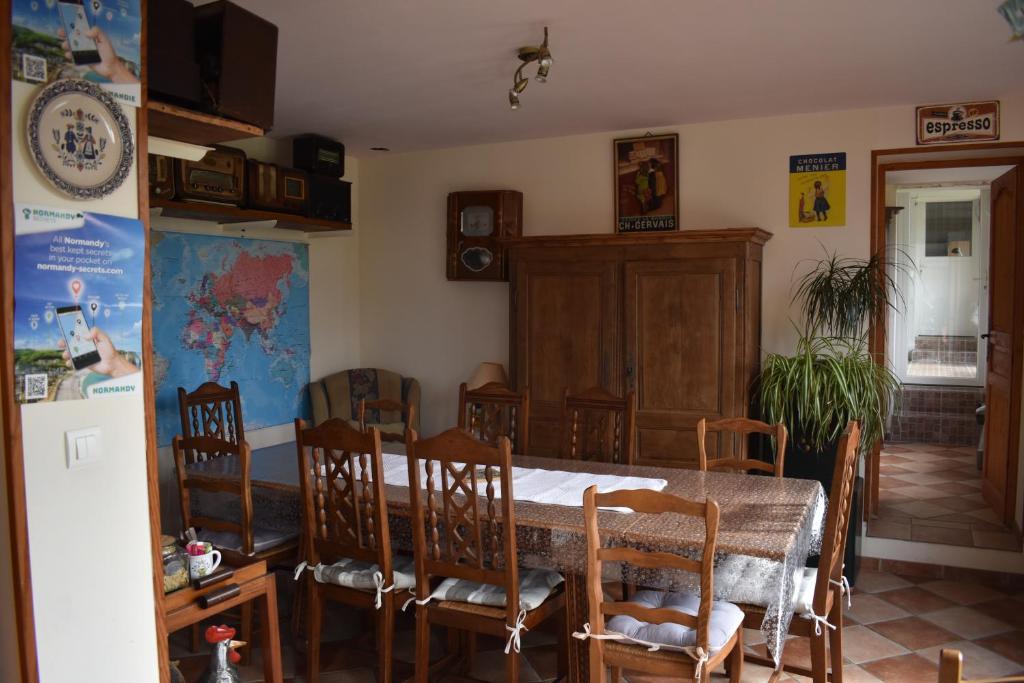 Les Trois Pommiers - Family Room With Garden View