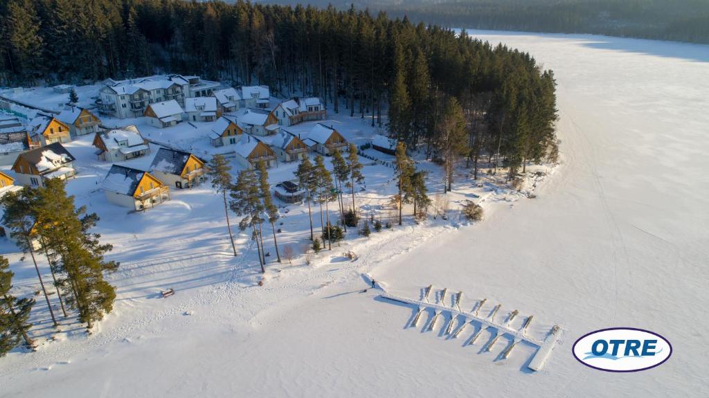 une vue aérienne sur un village dans la neige dans l'établissement Village Lipno Lakeside - Lipno 054, à Frymburk