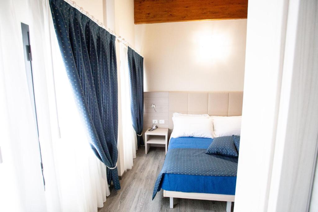Postel nebo postele na pokoji v ubytování HOME HOTEL
