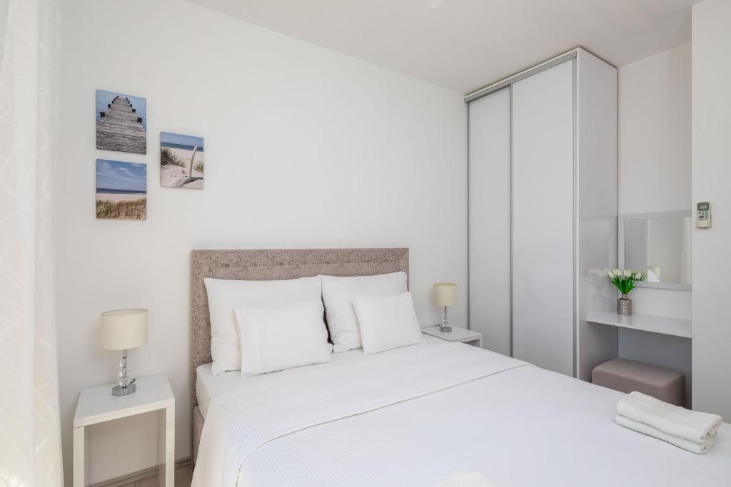 Postel nebo postele na pokoji v ubytování Villa Rozana - Beachfront Wellness Retreat