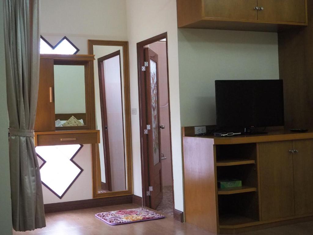 TV a/nebo společenská místnost v ubytování Pru Valley Thaley Tai Resort