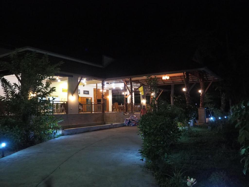 a night view of a building with lights at Pru Valley Thaley Tai Resort in Ban Don Phlap (1)