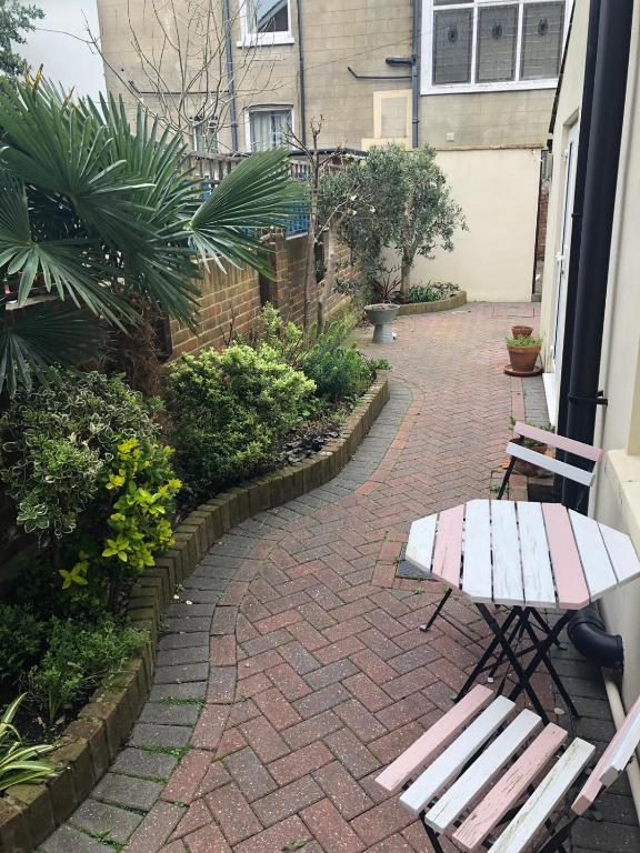 2 Bedroom flat with a back garden