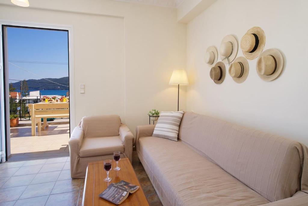 uma sala de estar com um sofá e uma mesa em House of Hats - next to the coast - Karavomylos em Karavomylos