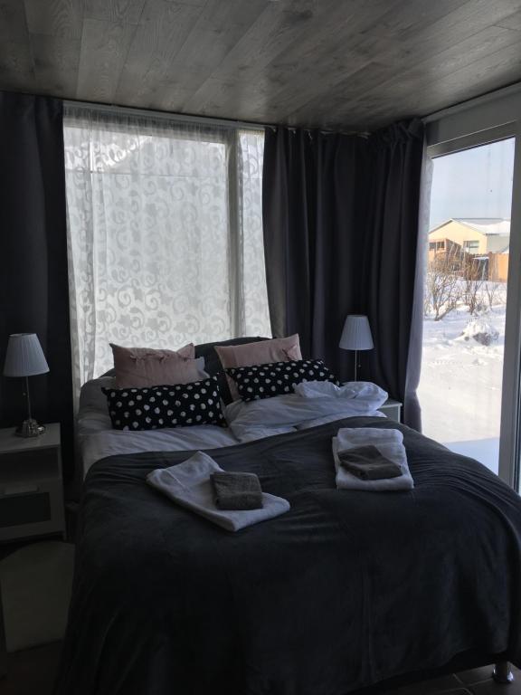 スティッキスホールムルにあるHöfðiのベッドルーム(大型ベッド1台、窓付)