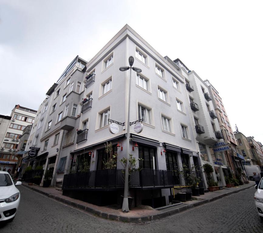 un bâtiment blanc sur le côté d'une rue dans l'établissement BGuest Hotel & Residence, à Istanbul