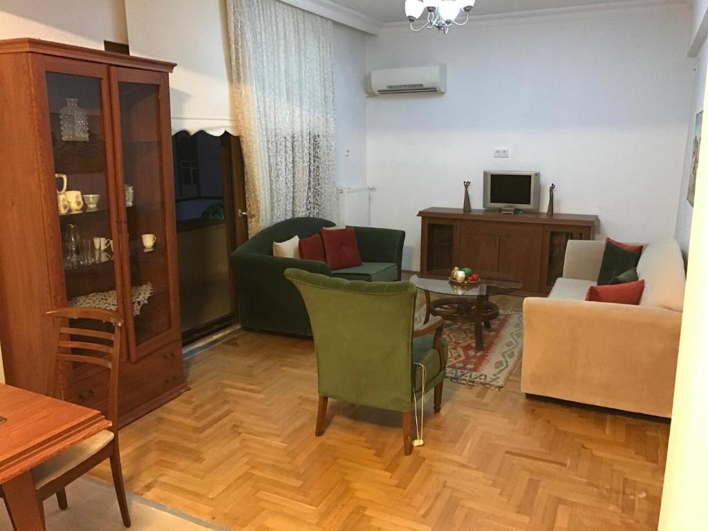 een woonkamer met een bank, stoelen en een tafel bij Orange Garden in Antalya