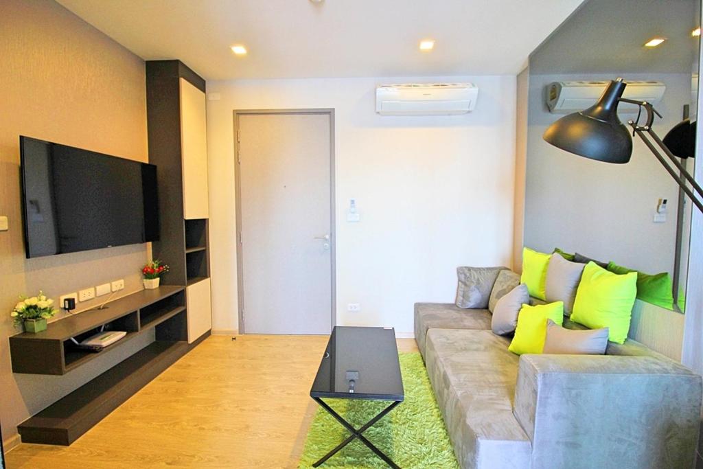 TV a/nebo společenská místnost v ubytování The Base - Large luxury, 1 Bedroom, Sea View - Pattaya City Centre - 963