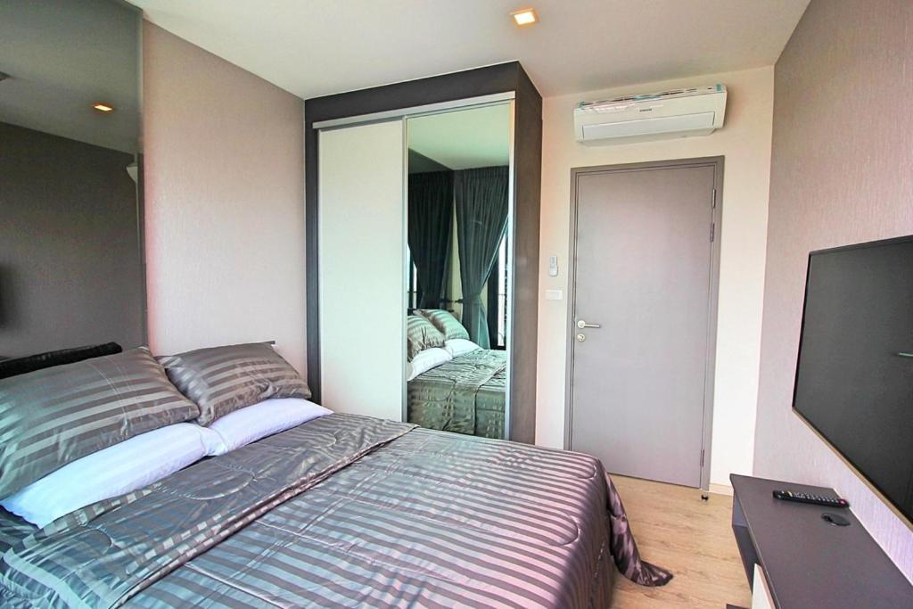 Postel nebo postele na pokoji v ubytování The Base - Large luxury, 1 Bedroom, Sea View - Pattaya City Centre - 963