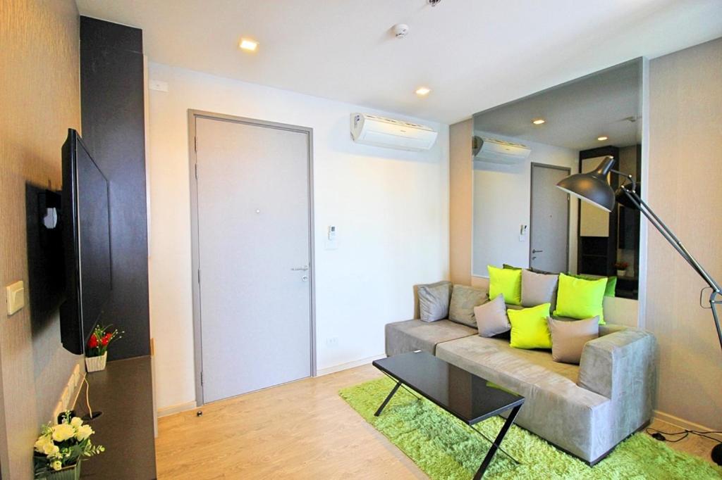 TV a/nebo společenská místnost v ubytování The Base - Large luxury, 1 Bedroom, Sea View - Pattaya City Centre - 963