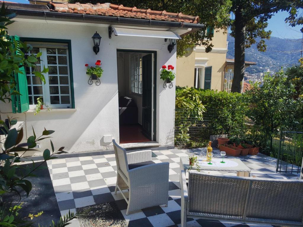 una casa con patio con sedie e porta di La Merella a Rapallo