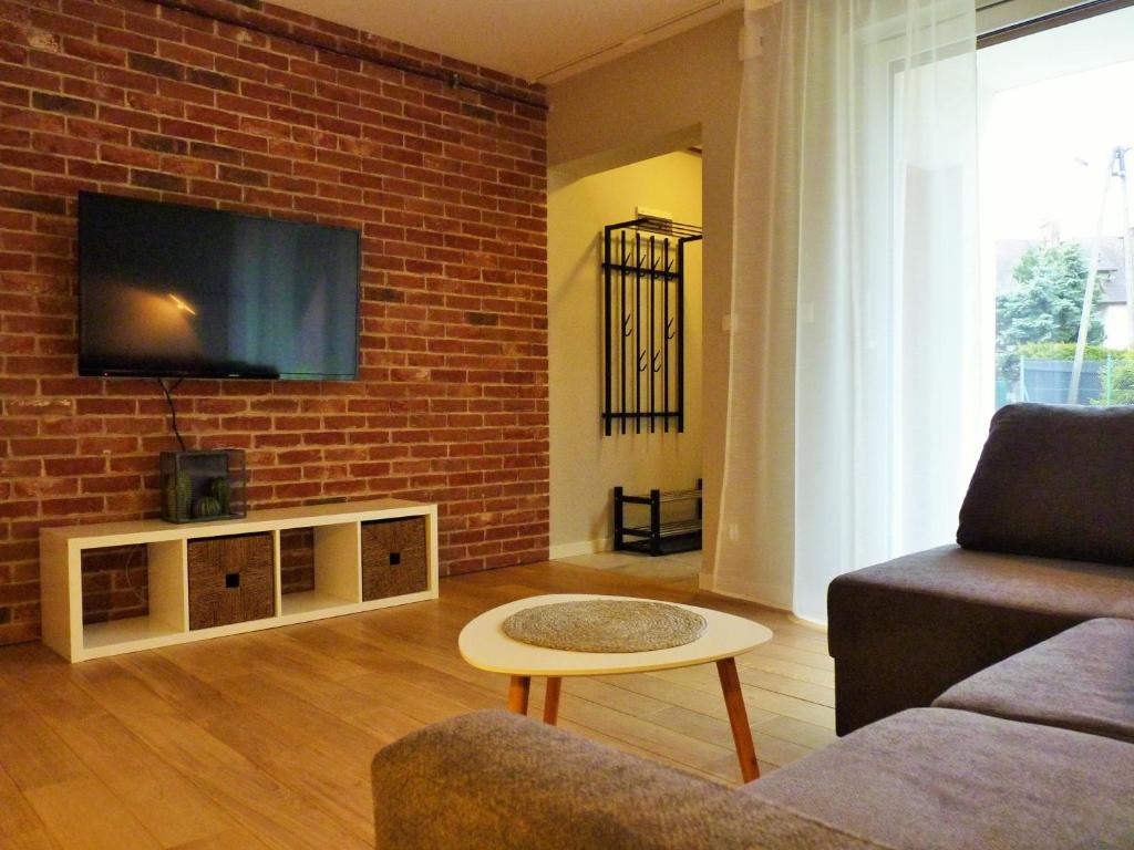 Televízia a/alebo spoločenská miestnosť v ubytovaní Apartament z liskiem