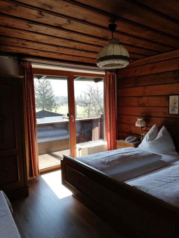 Postel nebo postele na pokoji v ubytování Wieselmühle Forellenhof