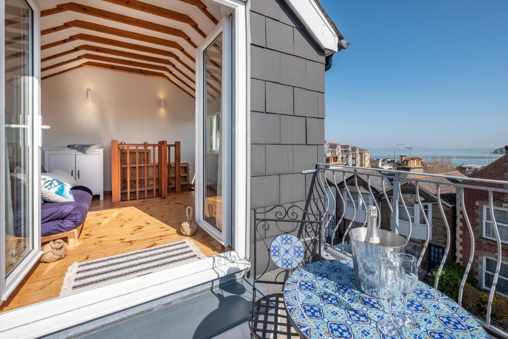 een balkon met een tafel en stoelen in een gebouw bij Blue Winds and Waves in Cowes