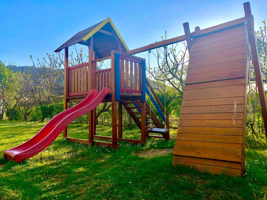 Otroško igrišče poleg nastanitve Namaste Hostel & Camping