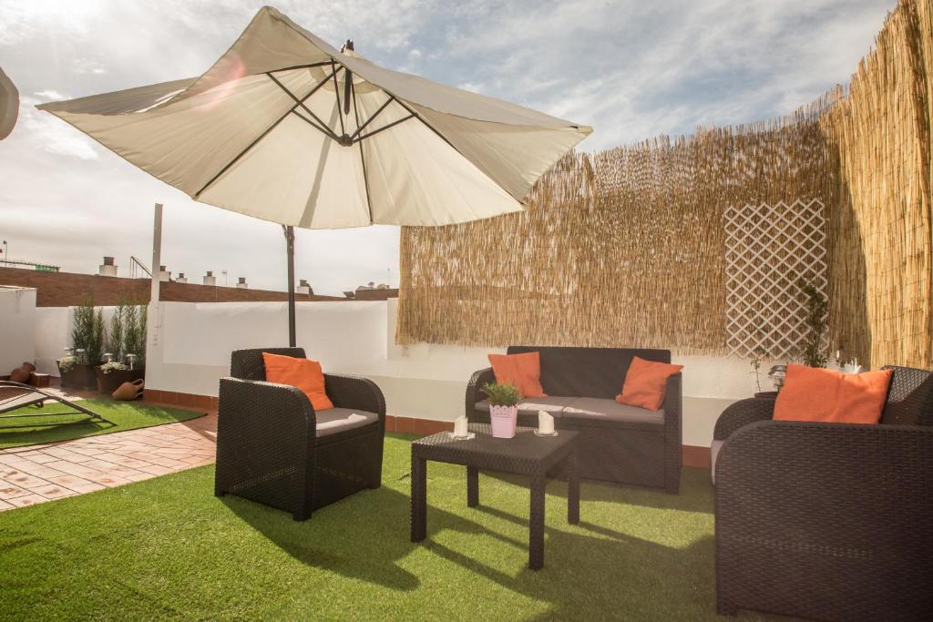 A seating area at Ático Azahar