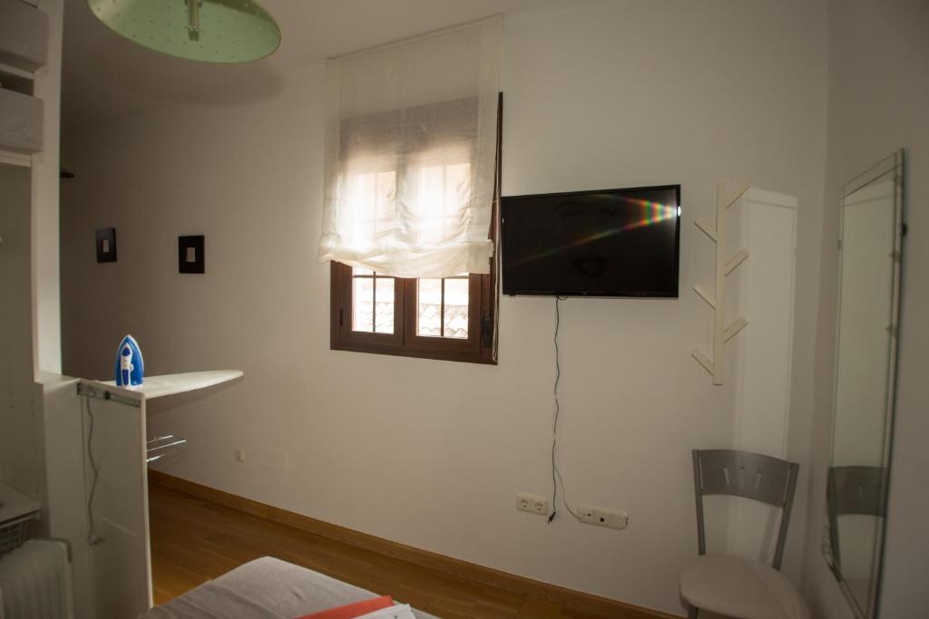 A television and/or entertainment centre at Ático Azahar