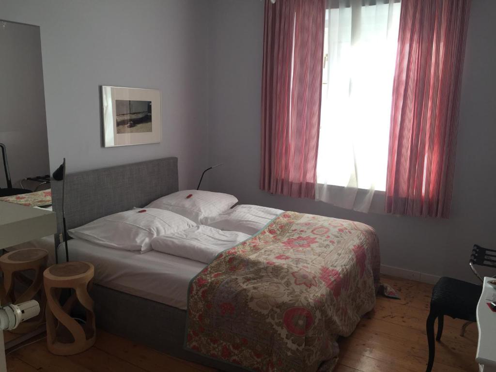 Postel nebo postele na pokoji v ubytování das HOTEL in München