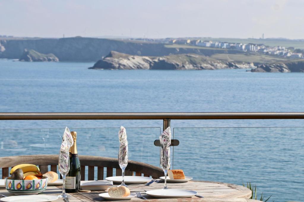 - une table avec de la nourriture et une vue sur l'eau dans l'établissement Sea View House, à Newquay