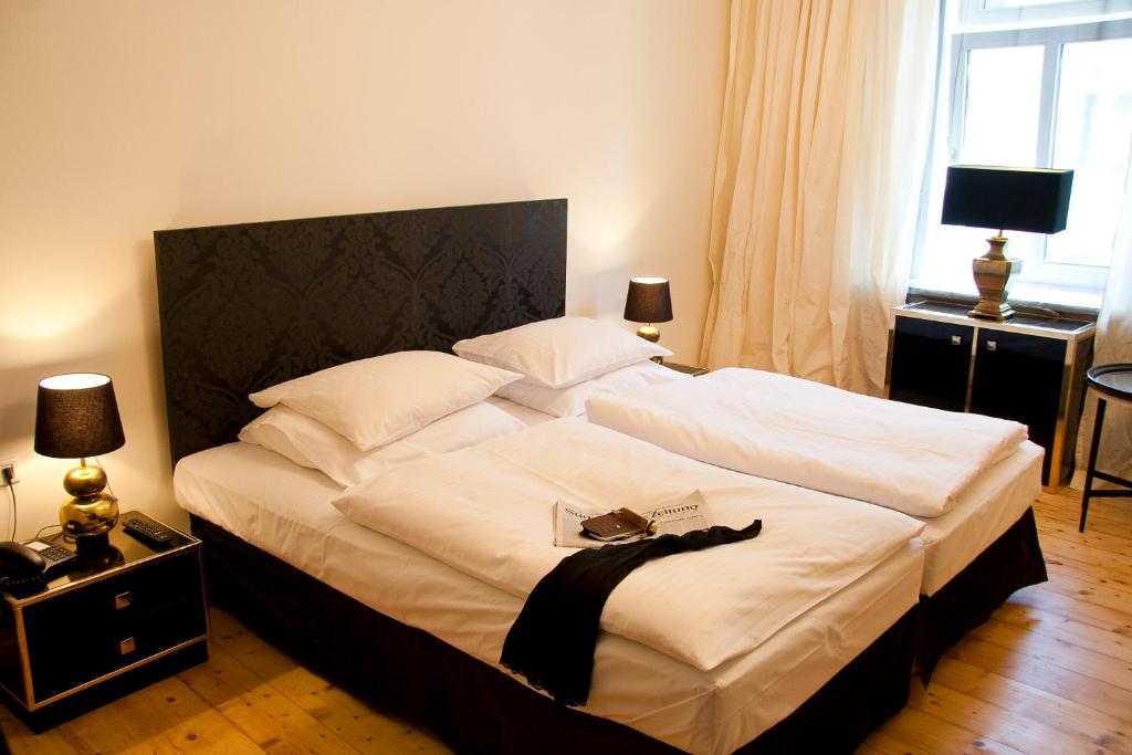 Postel nebo postele na pokoji v ubytování das HOTEL in München