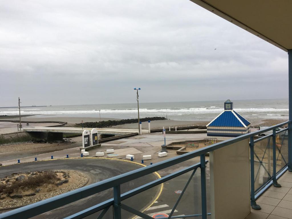 - une vue sur la plage et l'océan dans l'établissement fleur de sel appartement face à la mer, à Wimereux
