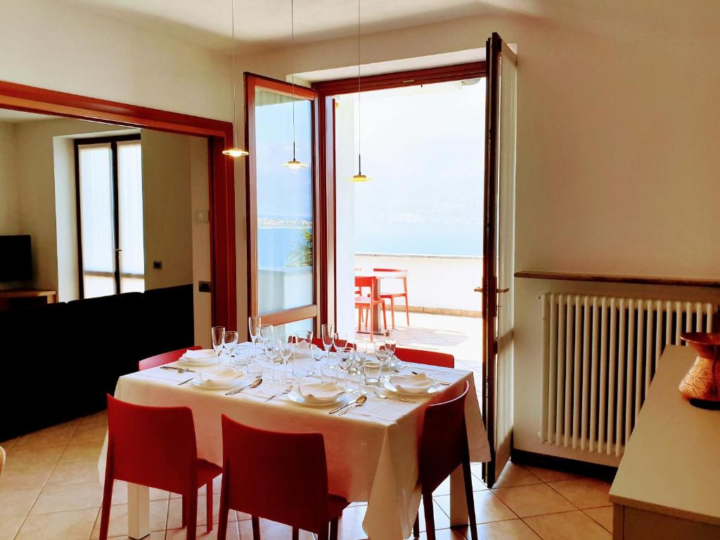 una sala da pranzo con tavolo e bicchieri da vino di Villa Vista Lago di Como by villavistalago a Bellano