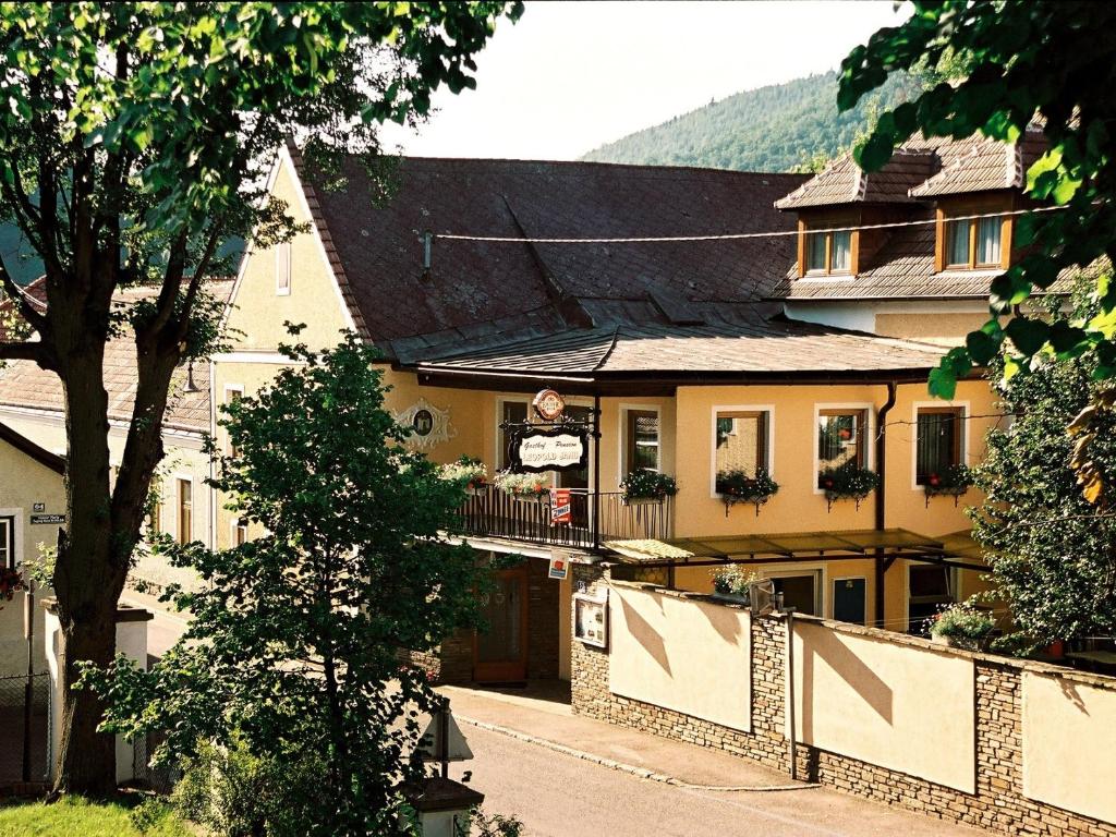 ein großes gelbes Gebäude mit Balkon davor in der Unterkunft Frühstückspension Leopold Janu in Senftenberg