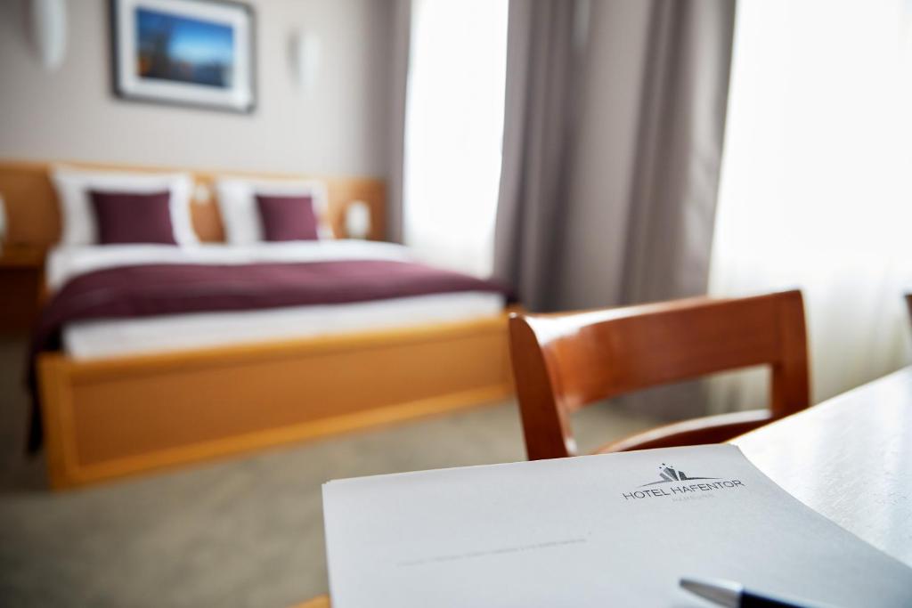 Postel nebo postele na pokoji v ubytování Hotel Hafentor