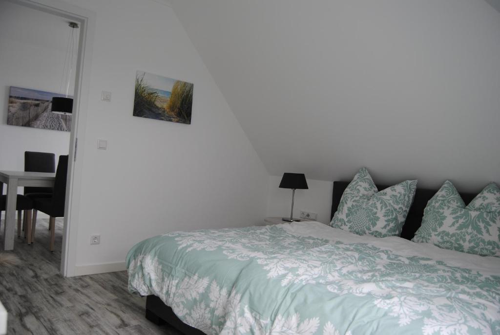 Postel nebo postele na pokoji v ubytování Dünenrose Apartment 7